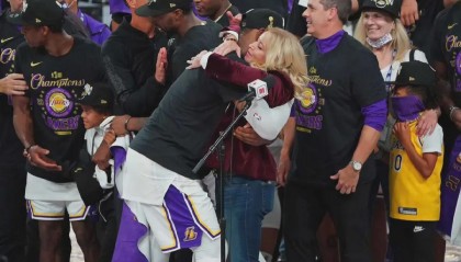 v站体育-害！巴斯家族内斗，詹姆斯无辜躺枪