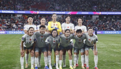 裁判帮倒忙！东道主遇大麻烦，中国女足仁至义尽，朝鲜队偷着乐